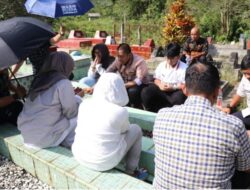 Bupati Irwan Ziarah ke Makam Orang Tua Jelang Hari Raya Idul Adha