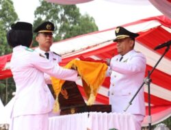 Bupati Irwan Serahkan Kartu Pintar dan Kartu Lutim Lansia Pada Perayaan HUT RI ke-80, Bukti Keseriusan Menuju Lutim Juara