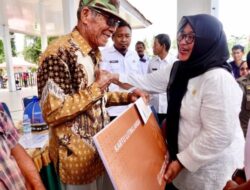 Serahkan 237 Kartu Lansia di Tomoni, Wabup: Hari ini Saya Hadir Sebagai Anak