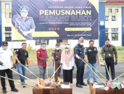 Kejari Lutim Gelar Pemusnahan Barang Bukti 37 Perkara Periode Juli–November 2025