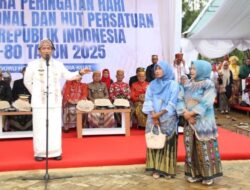 Dua Guru Terpencil Dapat Motor dari Bupati Irwan sebagai Apresiasi Pengabdian