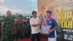 Muhammad Safaat DP Serahkan Penghargaan Pemain Terbaik Bupati Cup I 2026