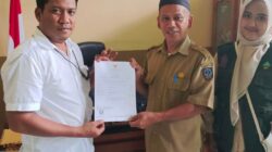 Disdagkop-UKMP Luwu Timur Serahkan Sertifikat Halal ke SMA 4