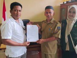 Disdagkop-UKMP Luwu Timur Serahkan Sertifikat Halal ke SMA 4